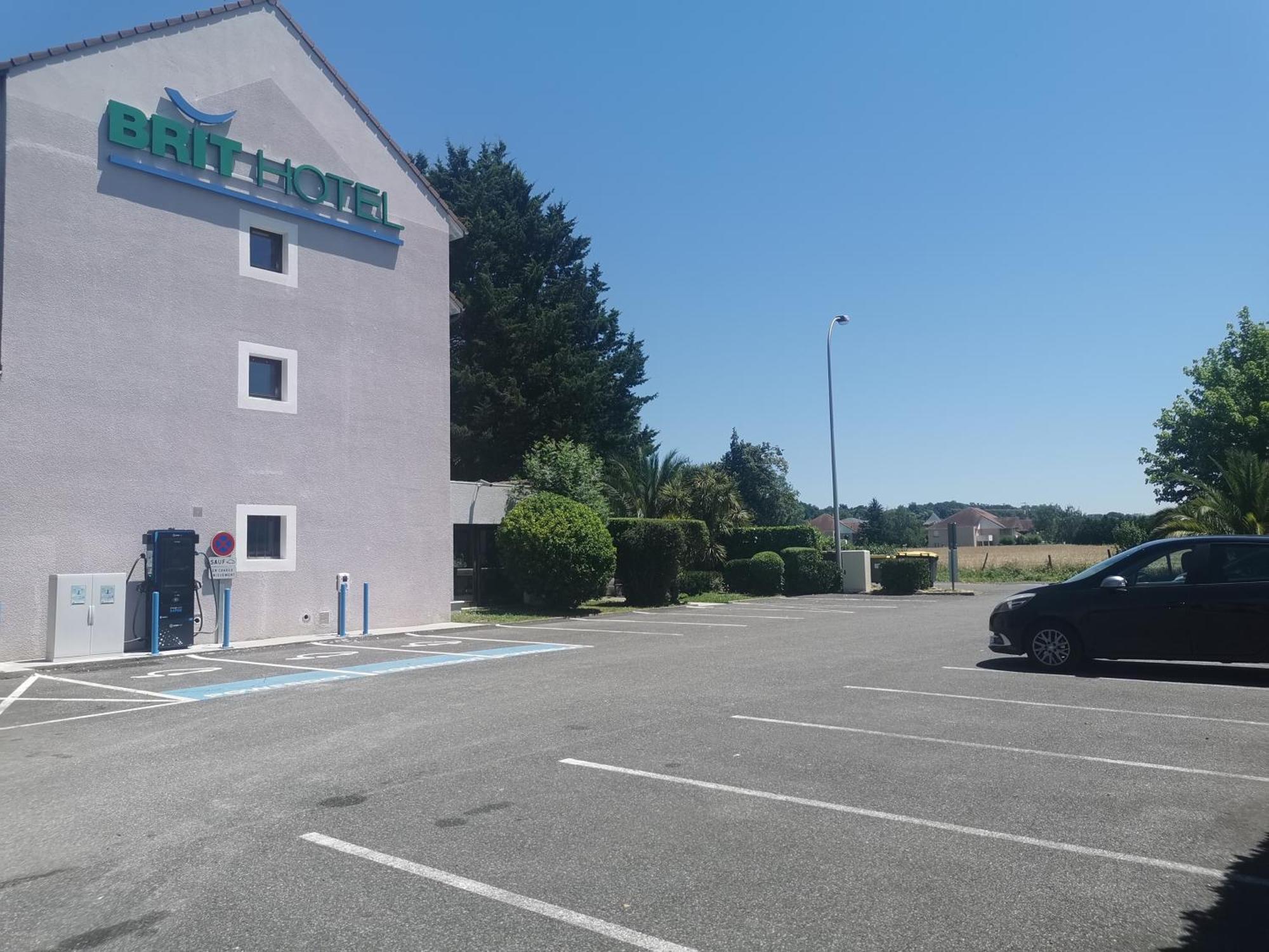 Brit Hotel Confort Pau Lons Екстериор снимка