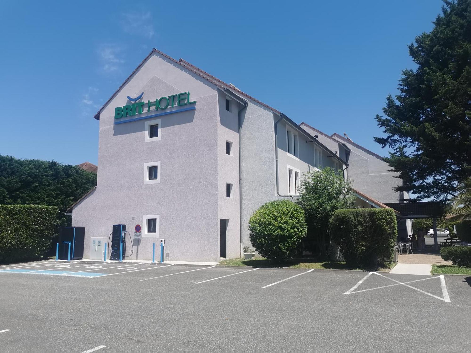 Brit Hotel Confort Pau Lons Екстериор снимка