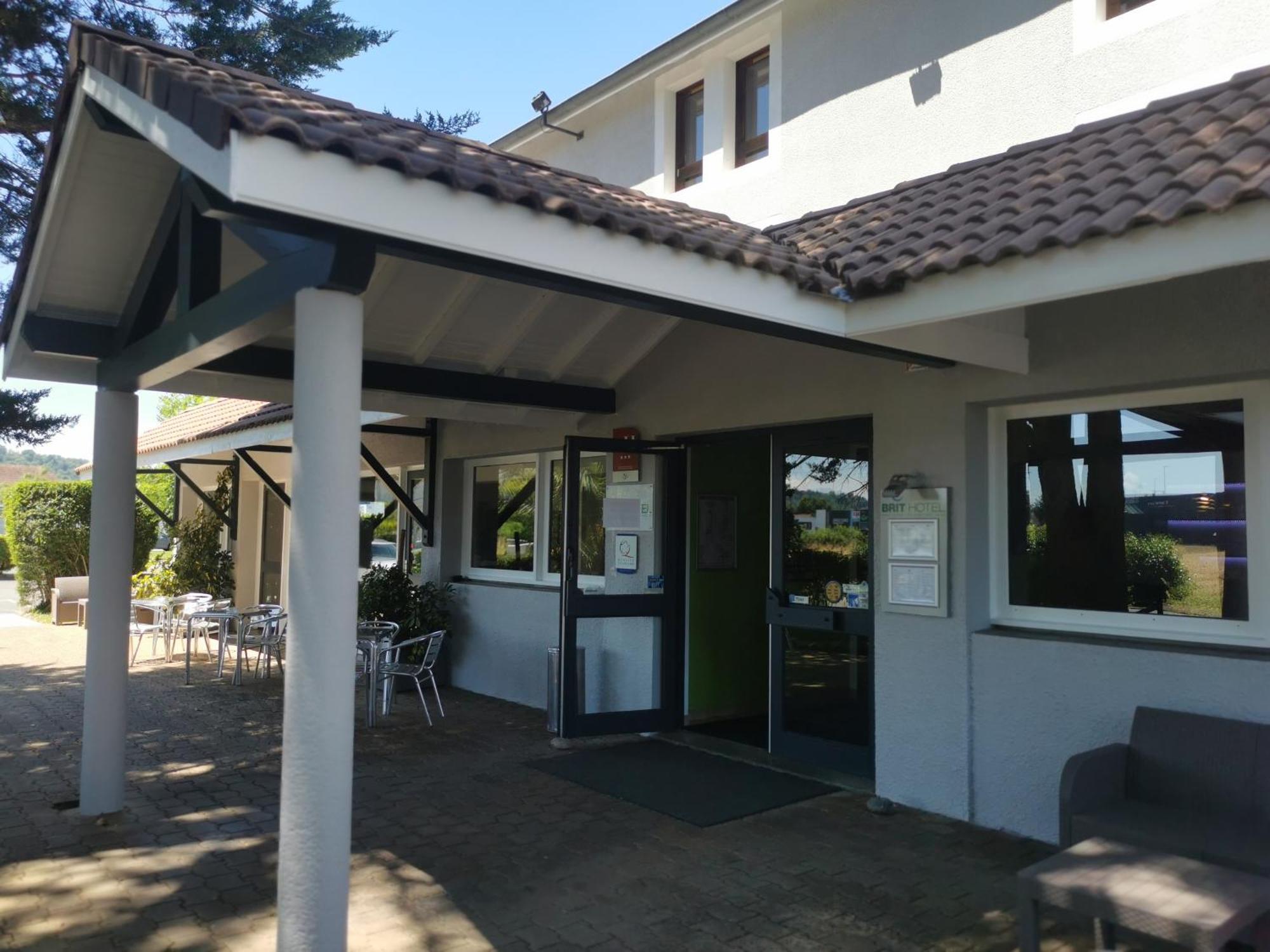Brit Hotel Confort Pau Lons Екстериор снимка