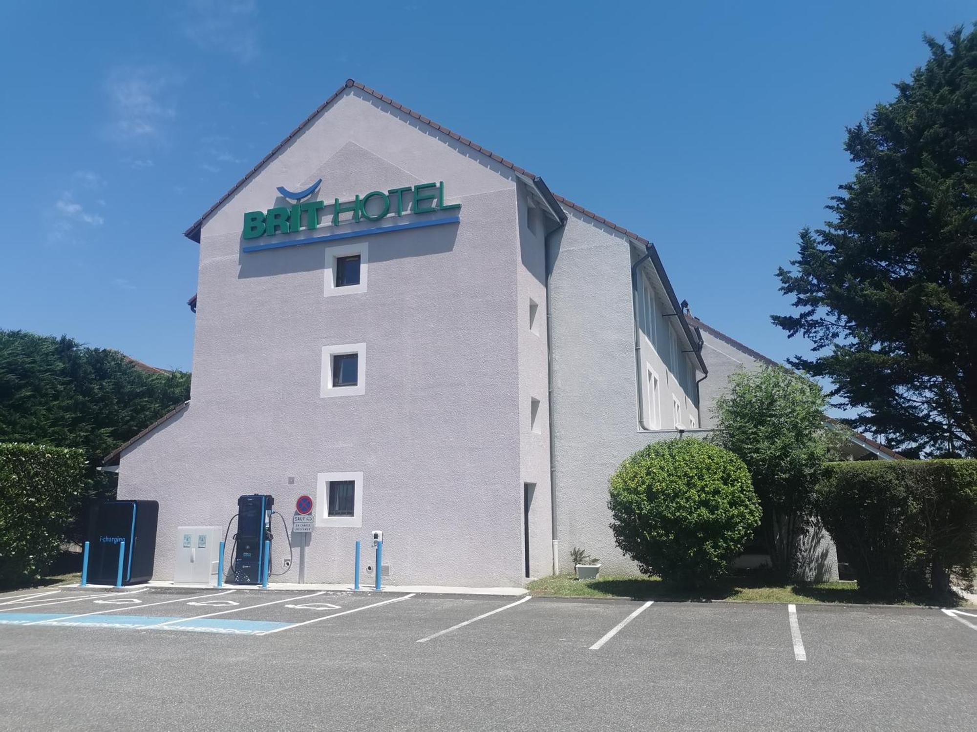 Brit Hotel Confort Pau Lons Екстериор снимка