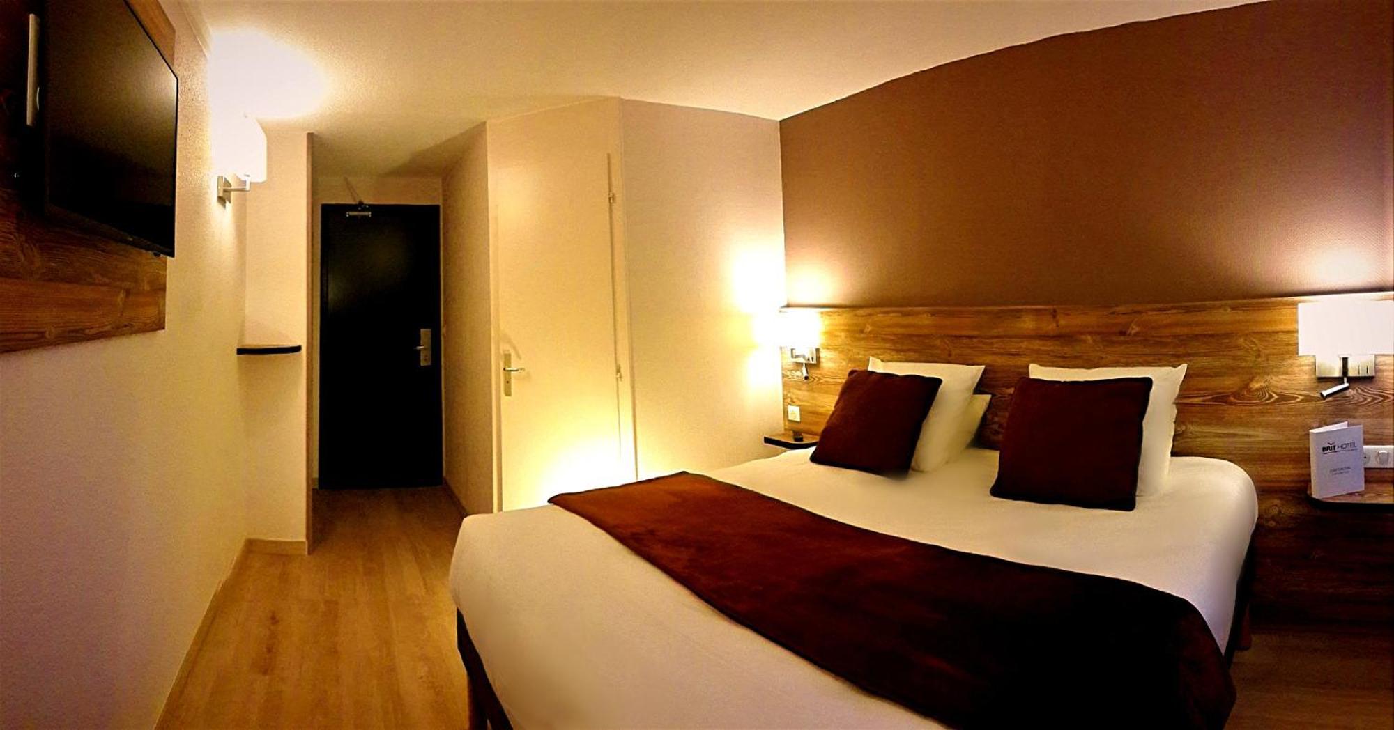 Brit Hotel Confort Pau Lons Екстериор снимка