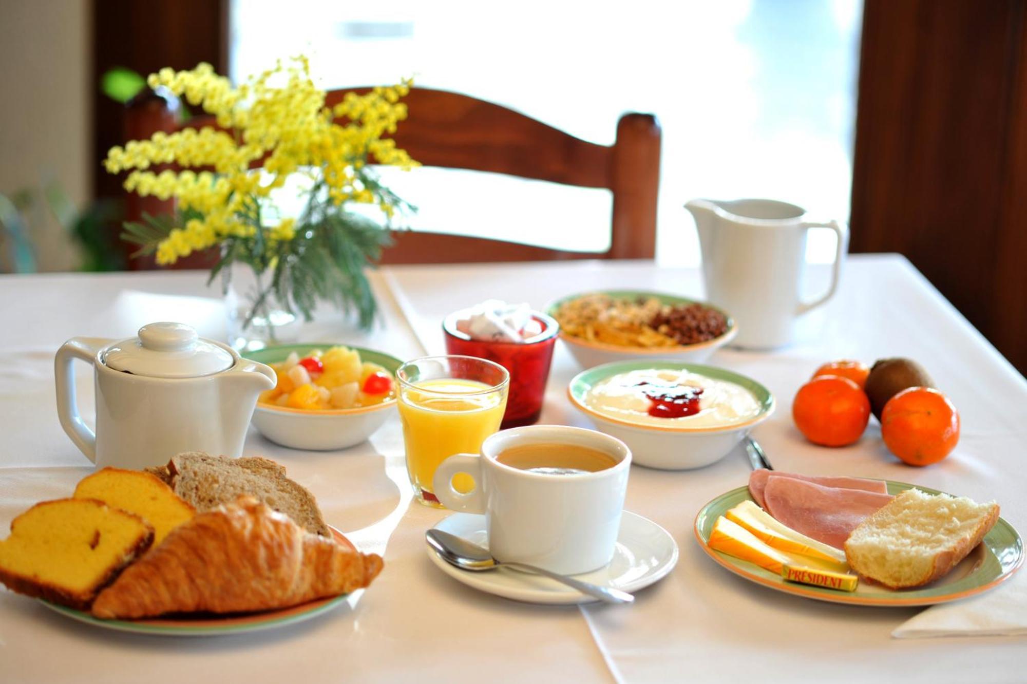 Brit Hotel Confort Pau Lons Екстериор снимка