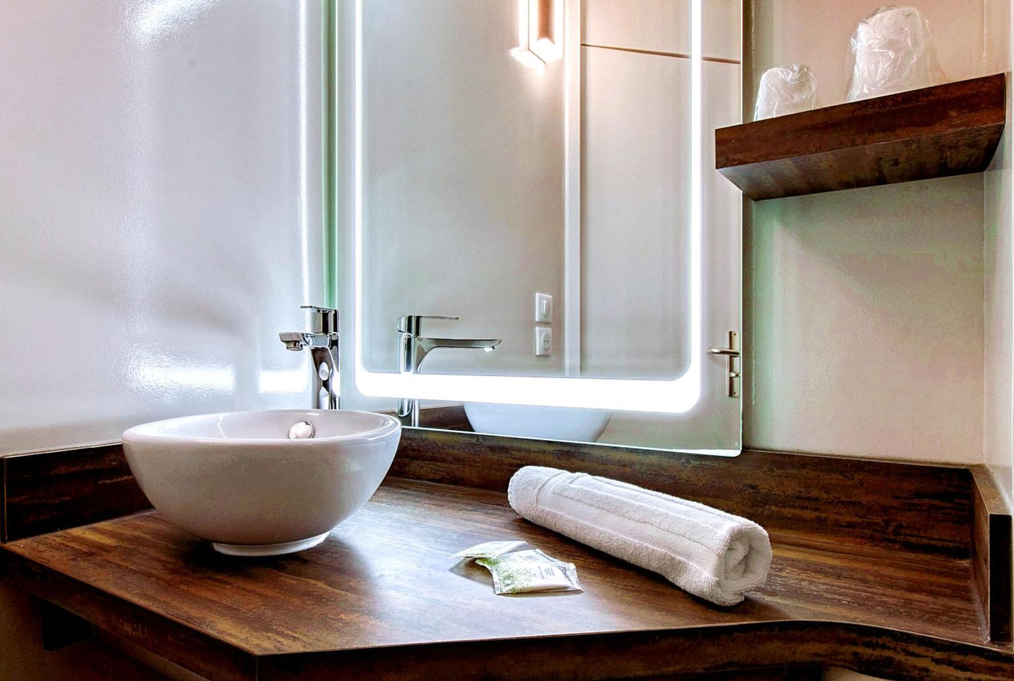Brit Hotel Confort Pau Lons Екстериор снимка