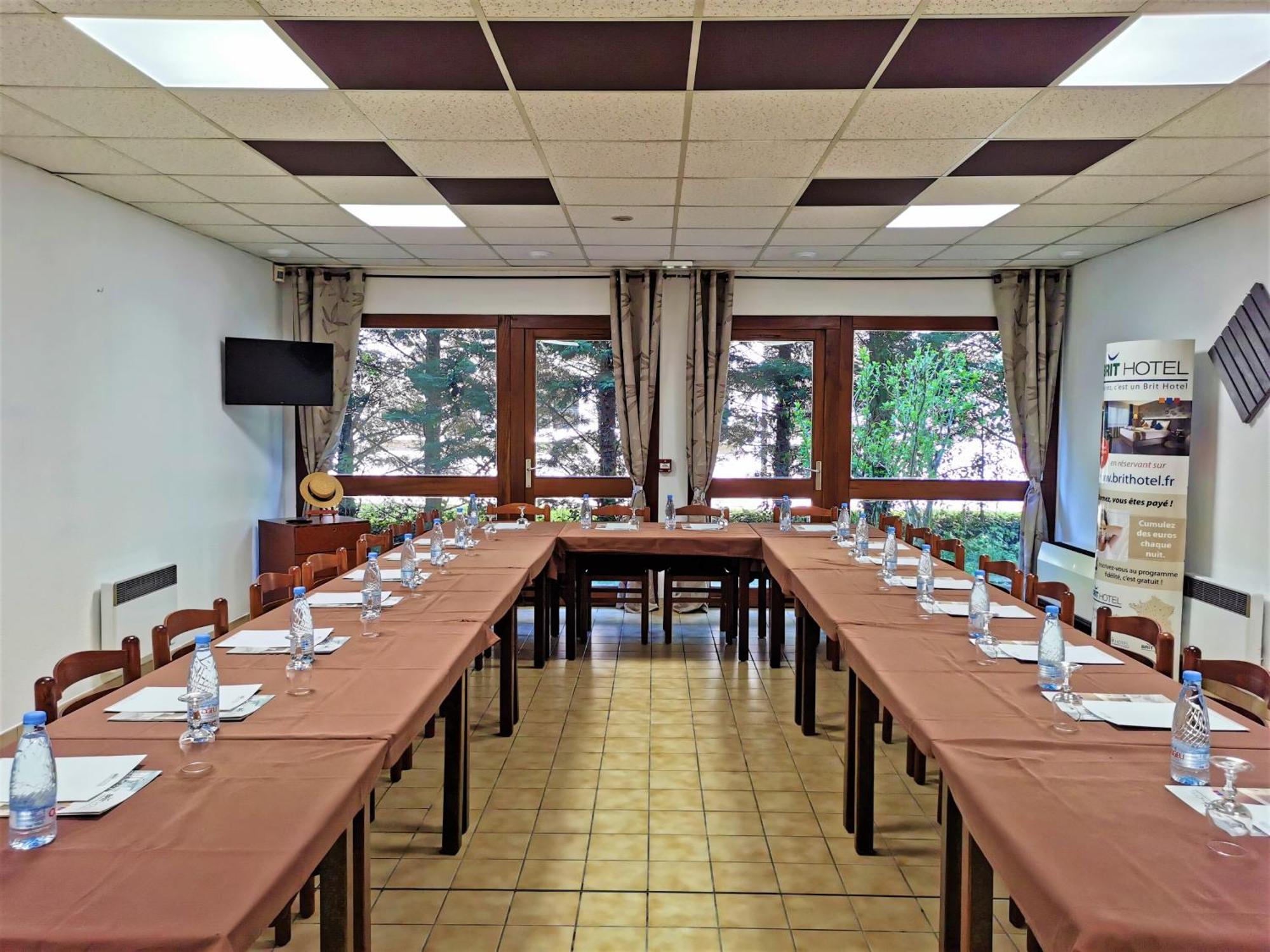 Brit Hotel Confort Pau Lons Екстериор снимка