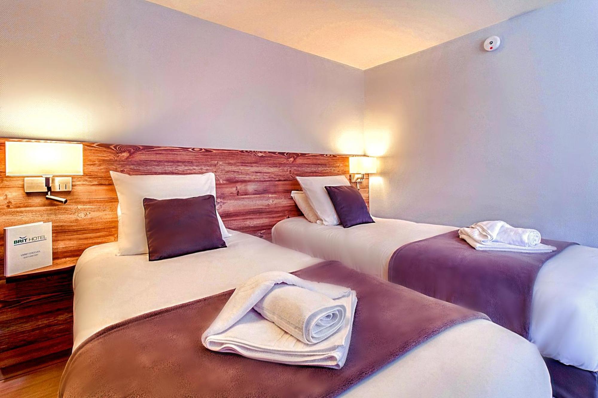Brit Hotel Confort Pau Lons Екстериор снимка