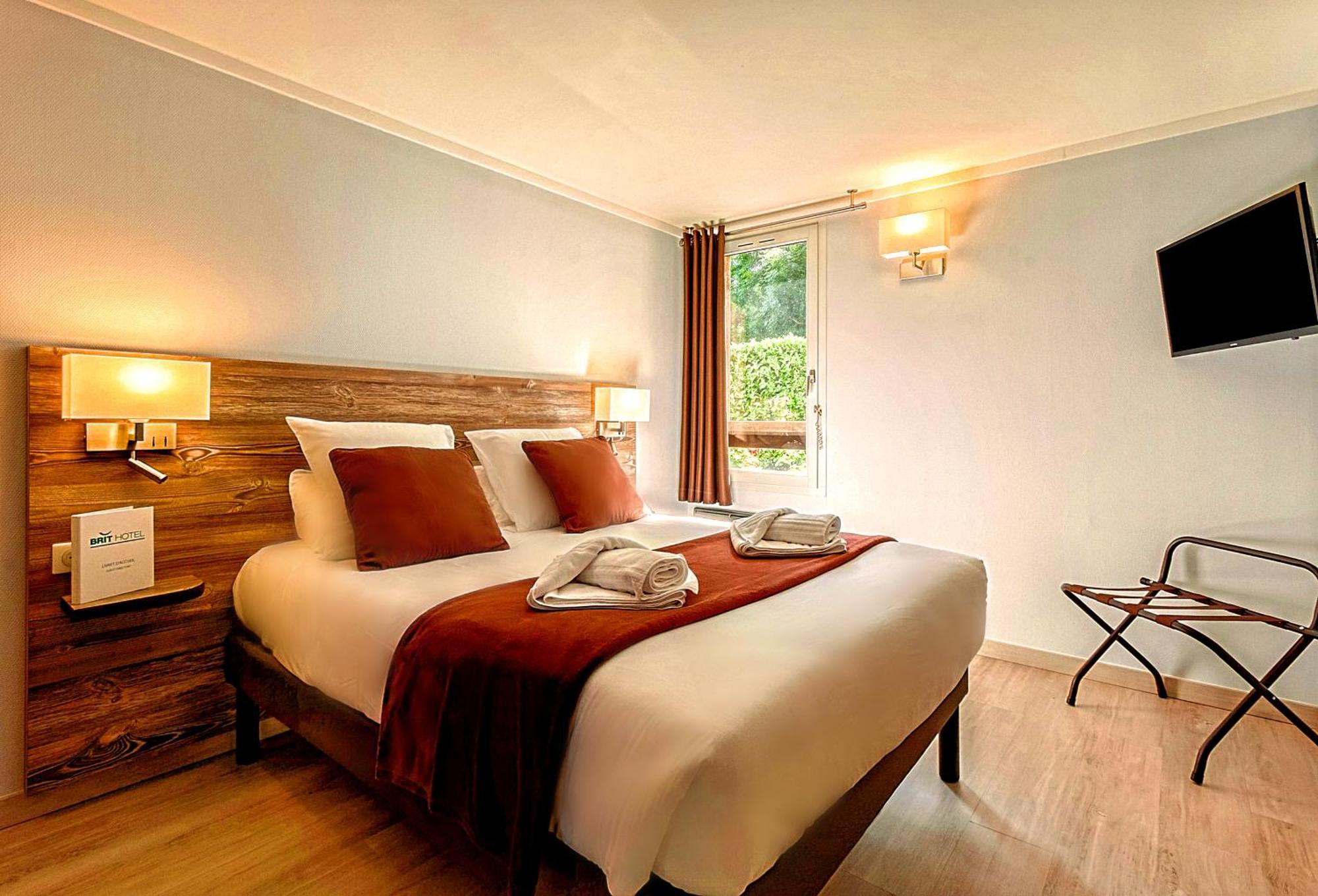 Brit Hotel Confort Pau Lons Екстериор снимка