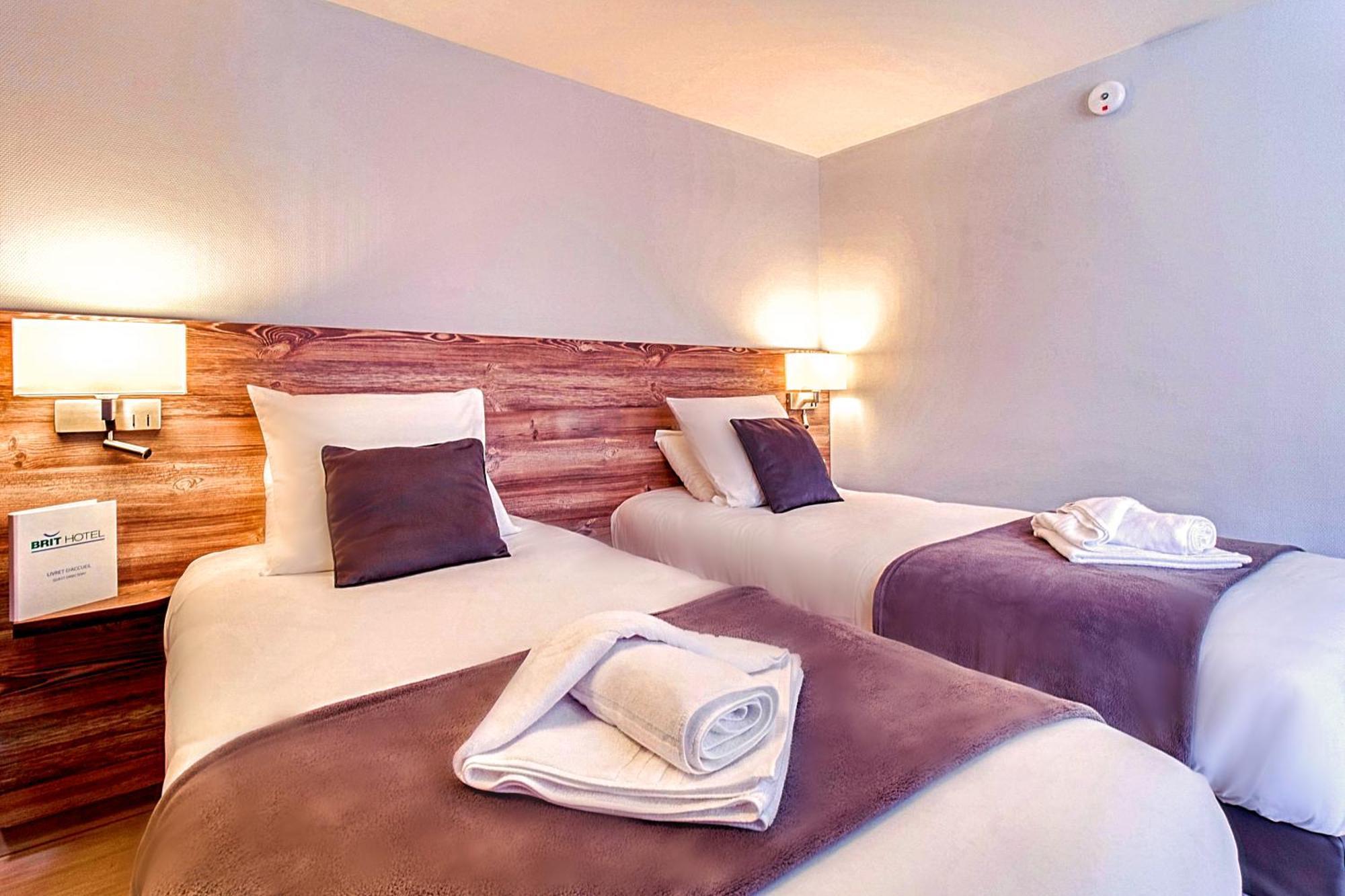 Brit Hotel Confort Pau Lons Екстериор снимка