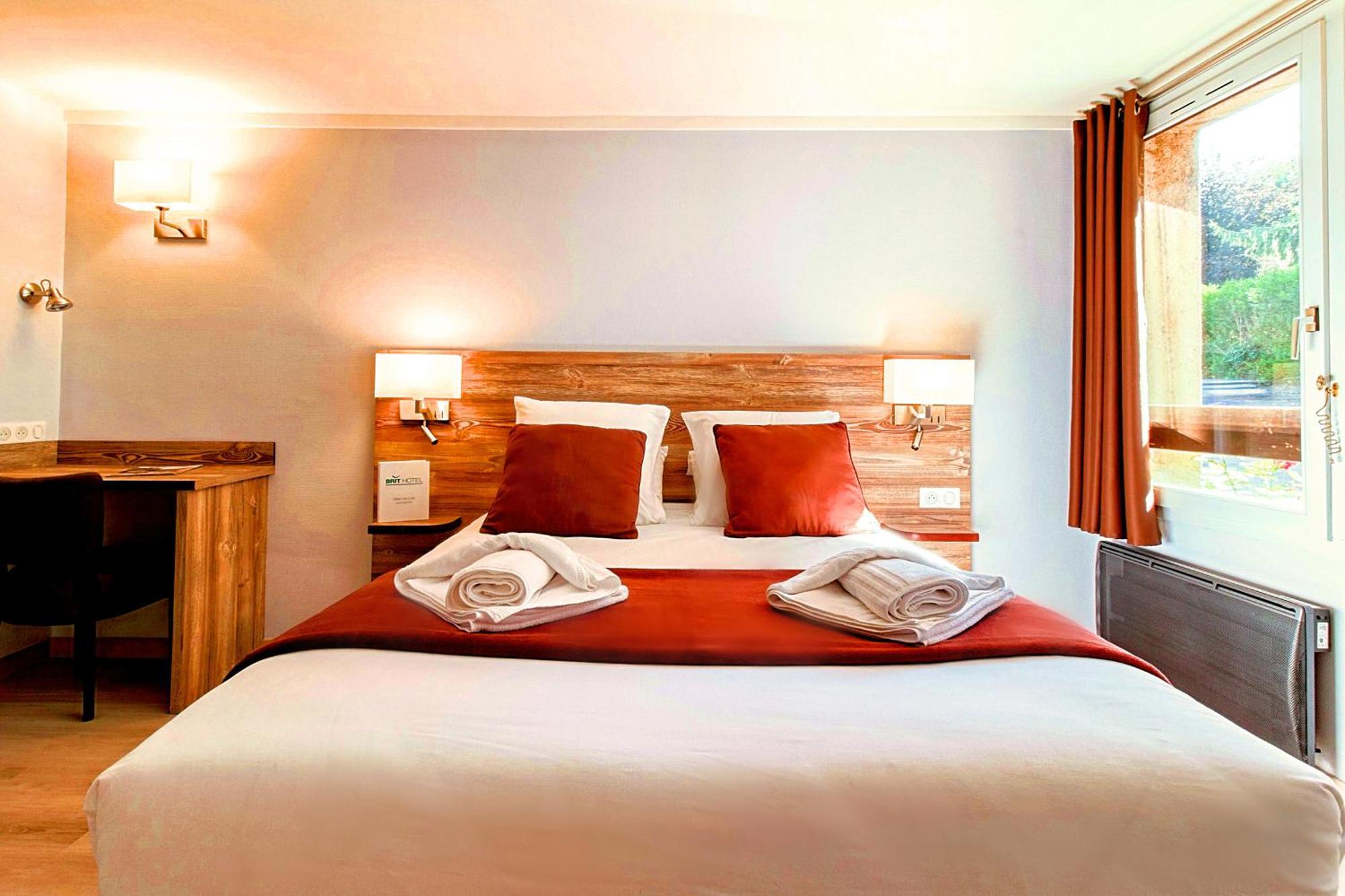 Brit Hotel Confort Pau Lons Екстериор снимка