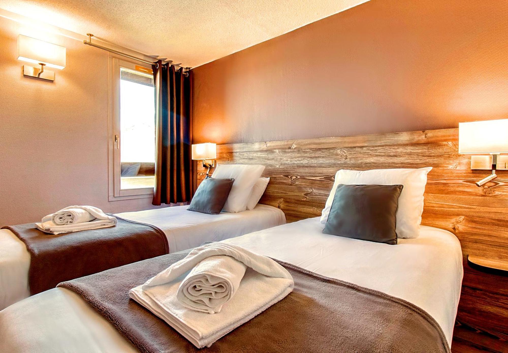 Brit Hotel Confort Pau Lons Екстериор снимка