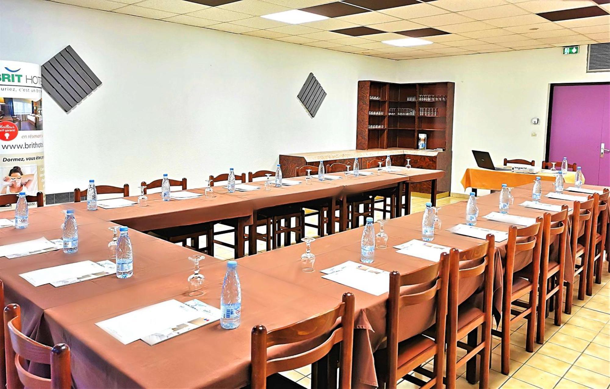 Brit Hotel Confort Pau Lons Екстериор снимка