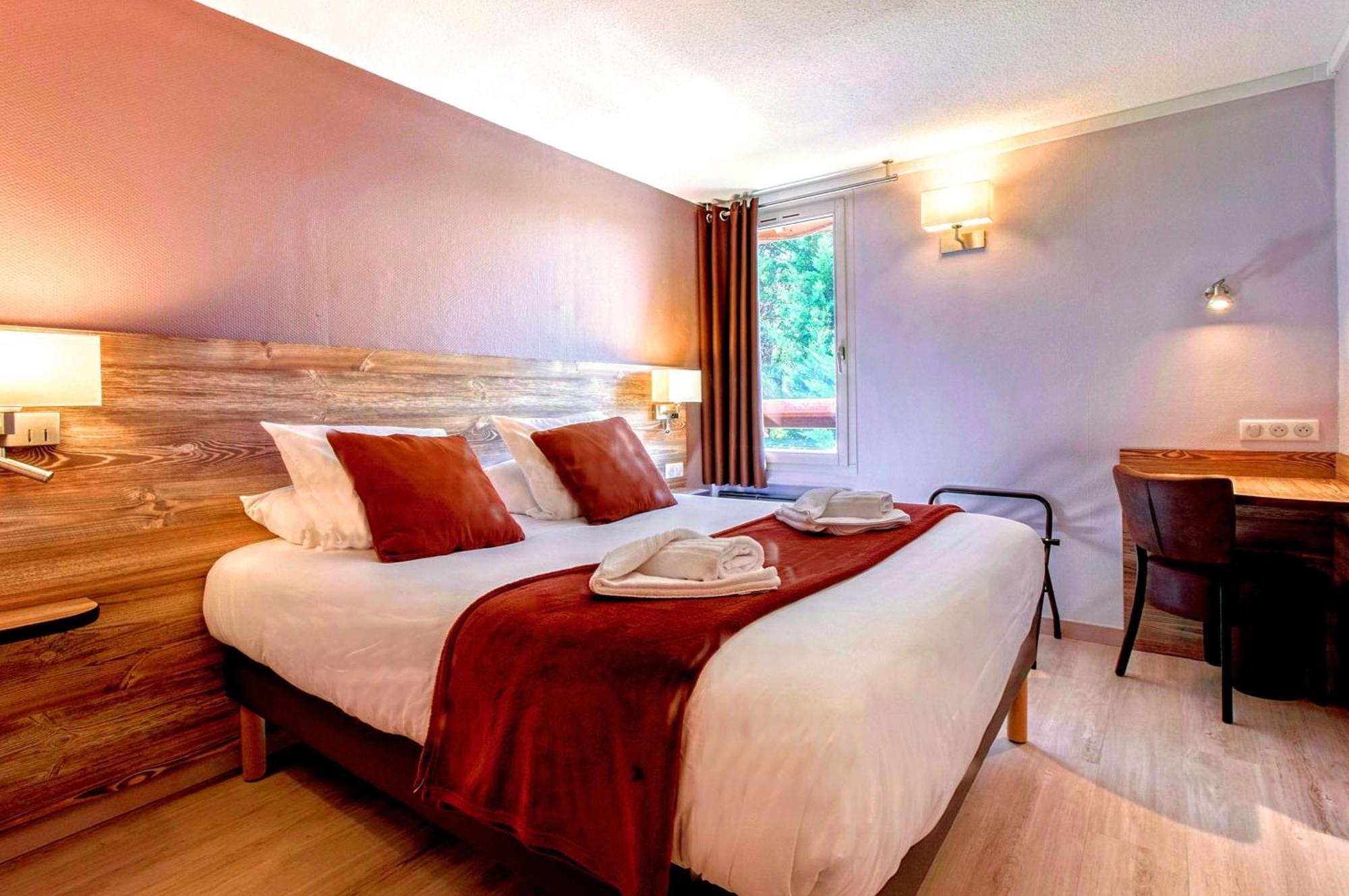 Brit Hotel Confort Pau Lons Екстериор снимка