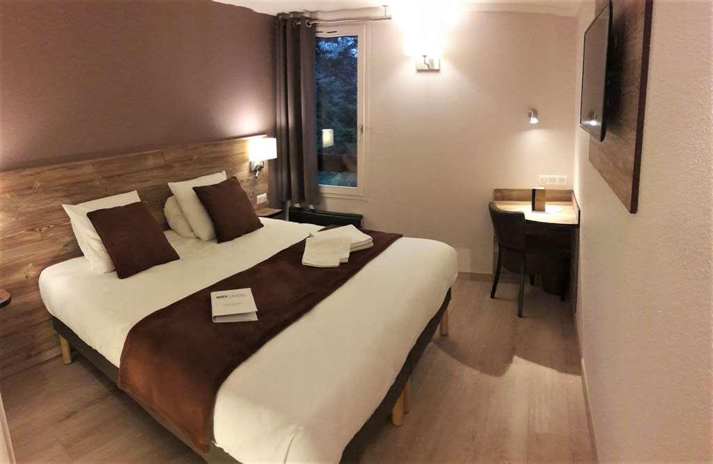 Brit Hotel Confort Pau Lons Стая снимка