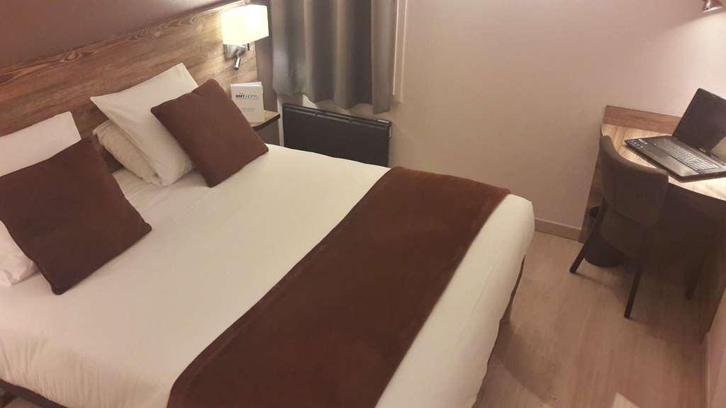 Brit Hotel Confort Pau Lons Стая снимка