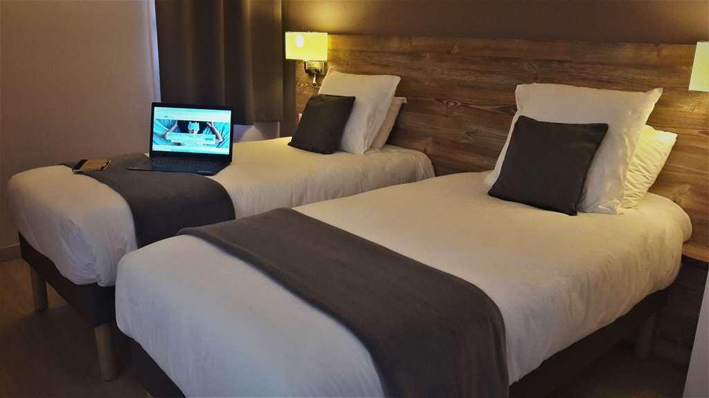 Brit Hotel Confort Pau Lons Стая снимка