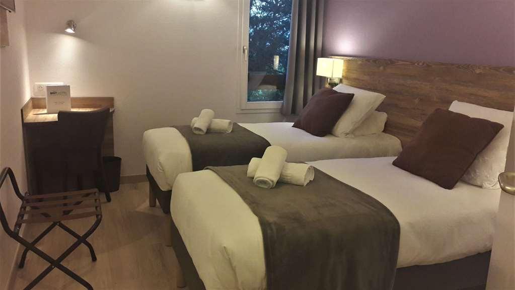 Brit Hotel Confort Pau Lons Стая снимка