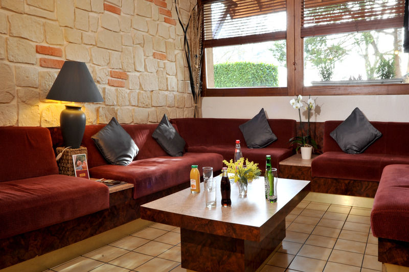 Brit Hotel Confort Pau Lons Екстериор снимка