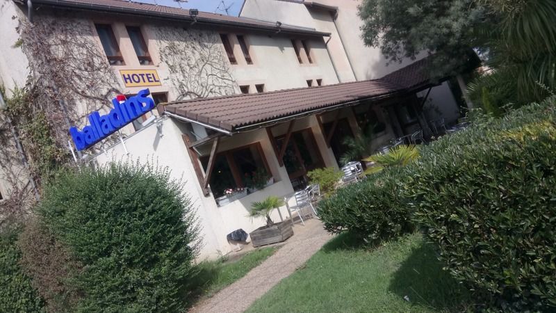 Brit Hotel Confort Pau Lons Екстериор снимка