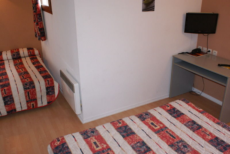 Brit Hotel Confort Pau Lons Екстериор снимка