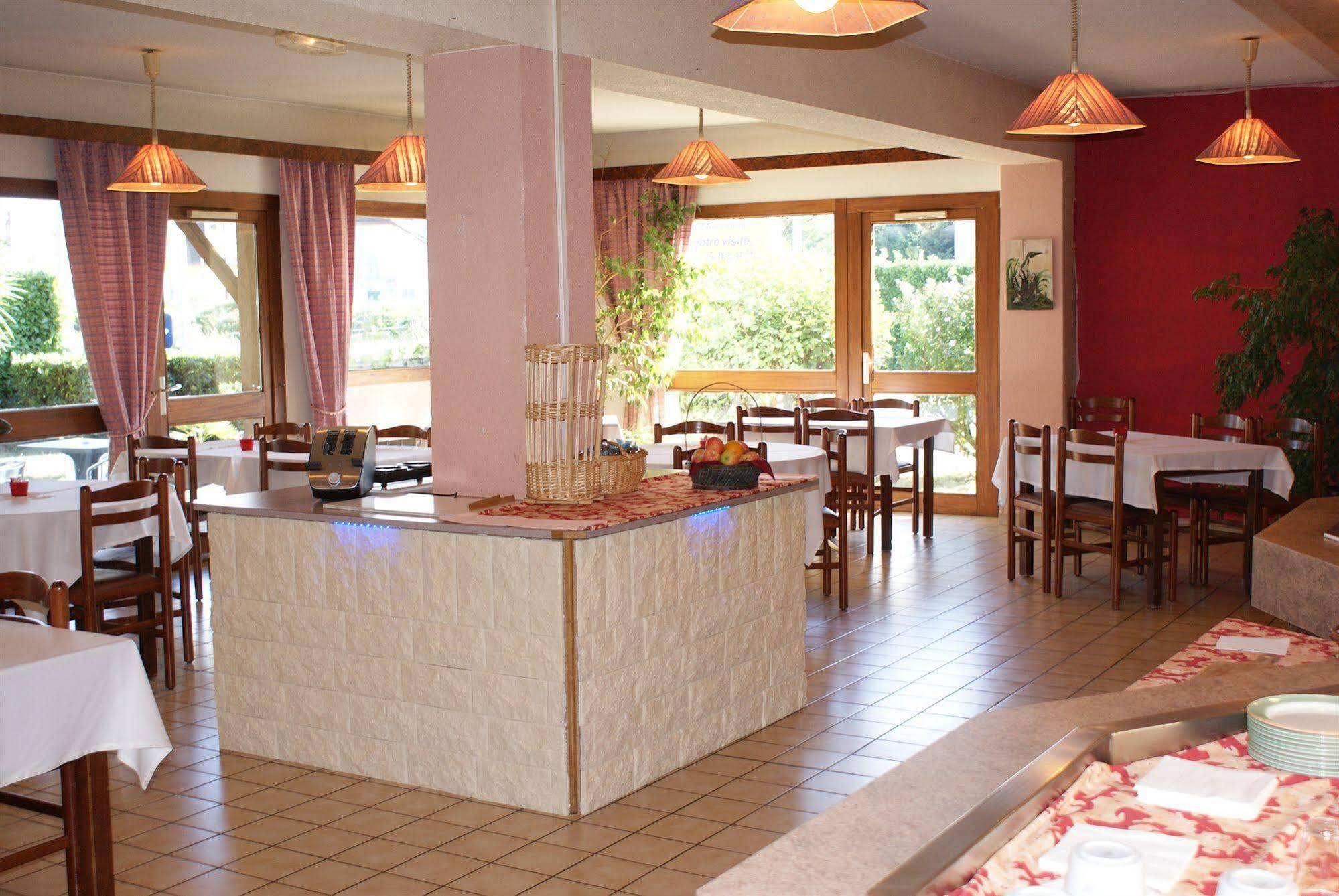 Brit Hotel Confort Pau Lons Екстериор снимка