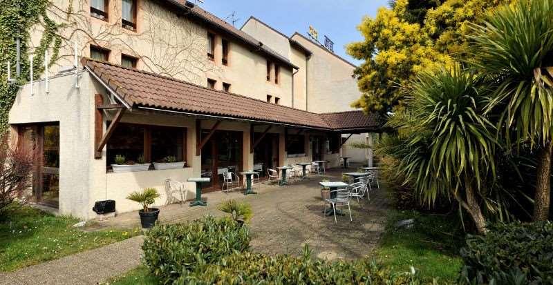 Brit Hotel Confort Pau Lons Екстериор снимка